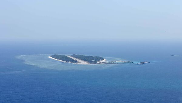 Uma foto aérea tirada de um avião militar taiwanês mostra a vista de Itu Aba, que os taiwaneses chamam de Taiping, no Mar da China Meridional. - Sputnik Brasil