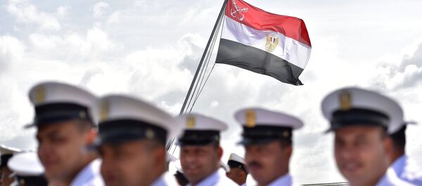 Os soldados egípcios durante hasteamento da bandeira no cruzeiro militar BPC Anwar el Sadate. - Sputnik Brasil