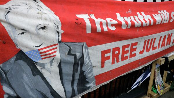 Cartaz em prol de Juan Assange ao lado da embaixada equatoriana, 11 de abril de 2019 - Sputnik Brasil