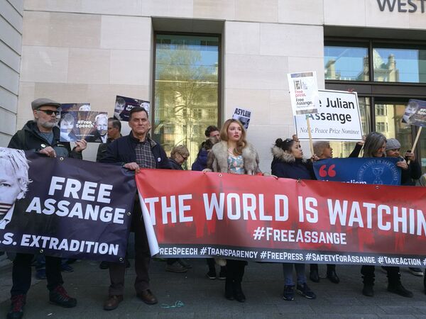 Assange não pode ser extraditado por causa de tratado entre EUA e Reino Unido, argumenta defesa Assange não pode ser extraditado por causa de tratado entre EUA e Reino Unido, argumenta defesa - Sputnik Brasil