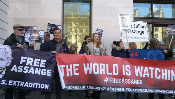 Manifestantes protestam contra a prisão do fundador do WikiLeaks, Julian Assange, em Londres - Sputnik Brasil