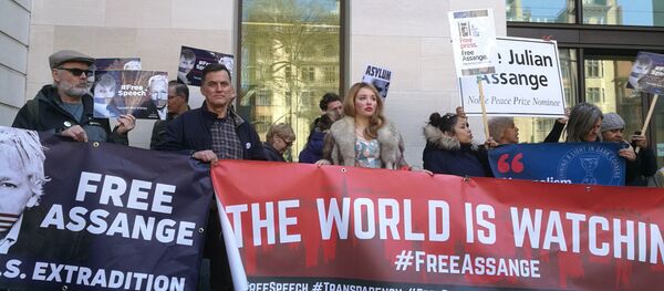 Manifestantes protestam contra a prisão do fundador do WikiLeaks, Julian Assange, em Londres - Sputnik Brasil