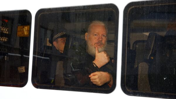 Fundador do WikiLeaks, Julian Assange, dentro de carro da polícia após detenção perto da embaixada do Equador em Londres - Sputnik Brasil