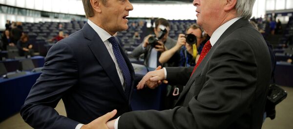 European Commission President Jean-Claude Juncker (R) talks with European Council President Donald Tusk ahead of a debate on the outcome of the latest European Summit on Brexit, at the European Parliament in Strasbourg, France, March 27, 2019 - Sputnik Brasil