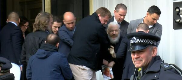 Julian Assange sendo preso - Sputnik Brasil