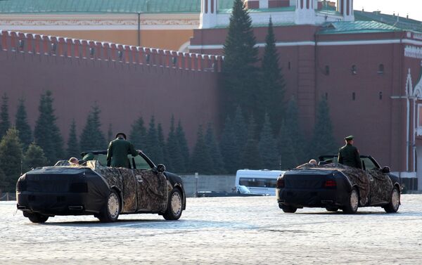 Cabriolé Aurus passou pela Praça Vermelha em Moscou - Sputnik Brasil