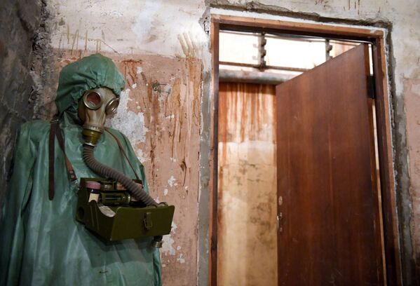 Traje e máscara para proteger da radiação são expostos no museu Bunker 703 em Moscou - Sputnik Brasil