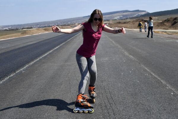 Pessoas correm com patins pelas ruas da Crimeia - Sputnik Brasil
