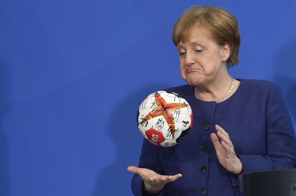 Chanceler alemã, Angela Merkel, brinca com uma bola de handebol - Sputnik Brasil