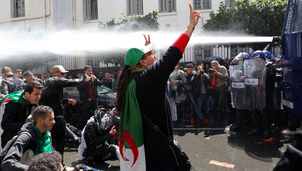 Manifestantes na capital da Argélia - Sputnik Brasil