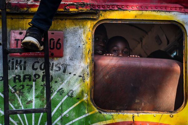 Garotos dentro de ônibus no Haiti - Sputnik Brasil