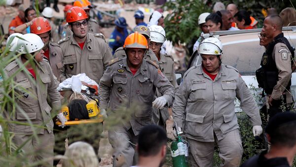 Bombeiros retiram pessoa de escombros no Rio de Janeiro - Sputnik Brasil