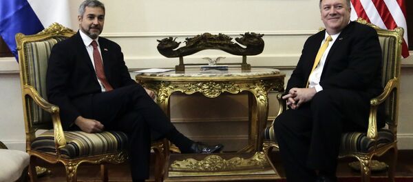 O presidente do Paraguai, Mario Abdo Benítez (à esquerda), e o secretário de Estado dos EUA, Mike Pompeo (à direita), durante encontro em Assunção, capital do Paraguai, no sábado, 13 de abril de 2019. - Sputnik Brasil