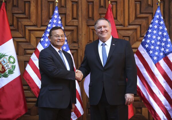 O ministro de Relações Exteriores do Peru, Nestor Popolizio (à esquerda), e o secretário de Estado dos EUA, Mike Pompeo (à direita) durante encontro em Lima, capital peruana, no sábado, 13 de abril de 2019. O ministro de Relações Exteriores do Peru, Nestor Popolizio (à esquerda), e o secretário de Estado dos EUA, Mike Pompeo (à direita) durante encontro em Lima, capital peruana, no sábado, 13 de abril de 2019. - Sputnik Brasil