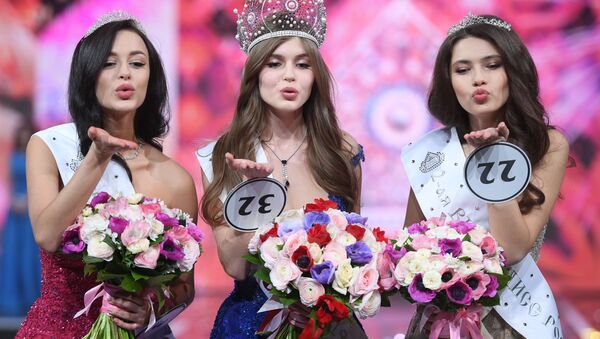Segunda colocada no concurso Miss Rússia 2019, Arina Verina (à esquerda), a campeã Alina Sanko (no centro) e a terceira classificada Ralina Arabova (à direita), durante a cerimônia de premiação - Sputnik Brasil