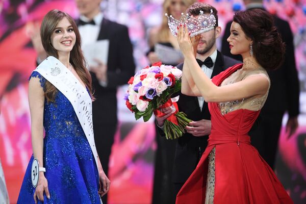Campeã do Miss Rússia 2019, Alina Sanko (à esquerda) sendo coroada pela Miss Rússia 2018, Yulia Polyachikhina, na cerimônia de premiação realizada no salão de eventos Barvikha Luxury Village, na Rússia - Sputnik Brasil