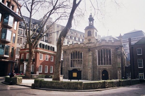 Local atualmente ocupado por edifício de escritórios ao lado da Igreja de Santa Helena, em Londres, Inglaterra Local atualmente ocupado por edifício de escritórios ao lado da Igreja de Santa Helena, em Londres, Inglaterra - Sputnik Brasil