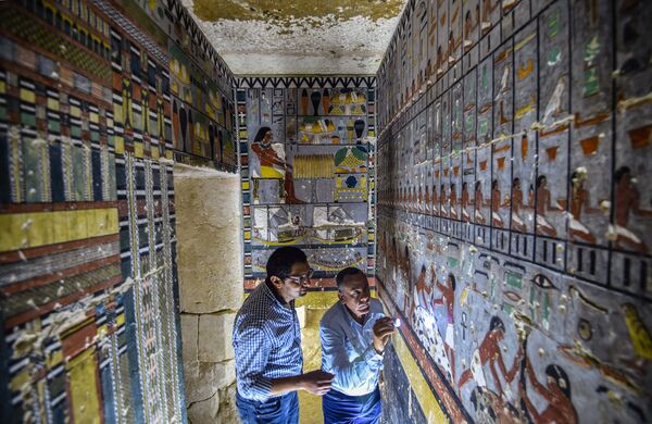 Especialistas analisam tumba do antigo nobre egípcio Khuwy, na necrópole de Saqqara, a cerca de 35 quilômetros ao sul de Cairo, Egito, 13 de abril de 2019 Especialistas analisam tumba do antigo nobre egípcio Khuwy, na necrópole de Saqqara, a cerca de 35 quilômetros ao sul de Cairo, Egito, 13 de abril de 2019 - Sputnik Brasil