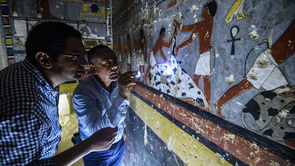 Especialistas inspecionam tumba do antigo nobre egípcio Khuwy, na necrópole egípcia de Saqqara, 13 de abril de 2019 - Sputnik Brasil