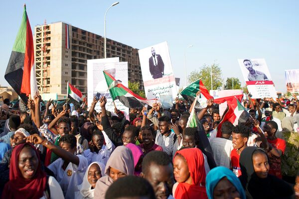 Sete pessoas morreram e 181 estão feridas após protestos no Sudão - Sputnik Brasil