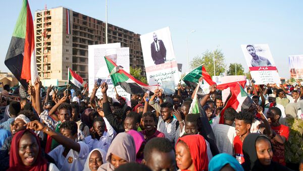 Manifestantes sudaneses em Cartum comemoram do ministro da Defesa, Awad Ibn Auf, renunciar ao cargo de chefe do conselho militar de transição do país. - Sputnik Brasil