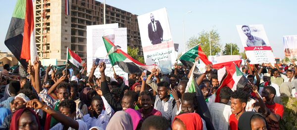 Manifestantes sudaneses em Cartum comemoram do ministro da Defesa, Awad Ibn Auf, renunciar ao cargo de chefe do conselho militar de transição do país. Manifestantes sudaneses em Cartum comemoram do ministro da Defesa, Awad Ibn Auf, renunciar ao cargo de chefe do conselho militar de transição do país. - Sputnik Brasil