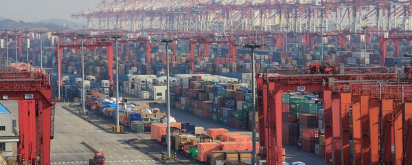 Contêineres no porto de águas profundas de Yangshan, parte da Zona Franca de Xangai. - Sputnik Brasil