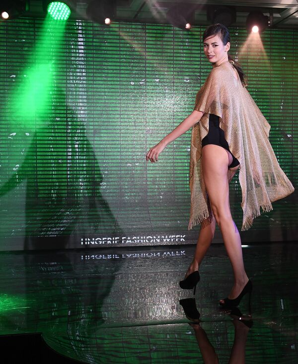 Modelo desfila com peça íntima e camisola no desfile Lingerie Fashion Week, na Rússia - Sputnik Brasil
