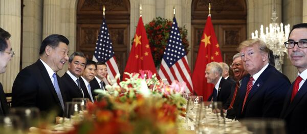 Donald Trump e Xi Jinping durante a reunião bilateral na cimeira do G20 em Buenos Aires - Sputnik Brasil