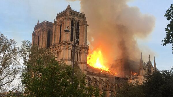 La cathédrale de Notre-Dame de Paris en proie aux flammes - Sputnik Brasil