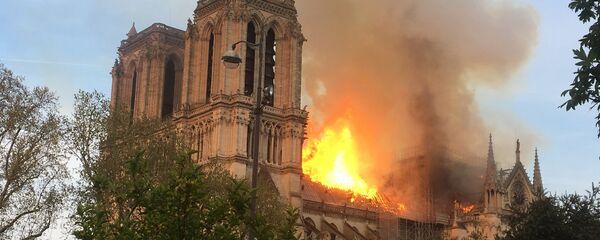 Incêndio consumiu a Catedral de Notre-Dame em Paris Incêndio consumiu a Catedral de Notre-Dame em Paris - Sputnik Brasil