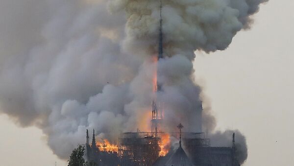 Incêndio na Catedral de Notre-Dame. - Sputnik Brasil