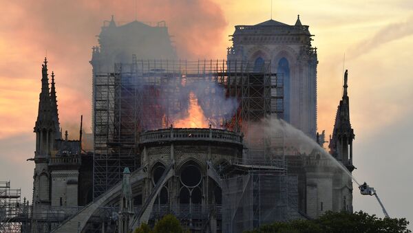 Catedral de Notre-Dame, em Paris, em chamas.  - Sputnik Brasil