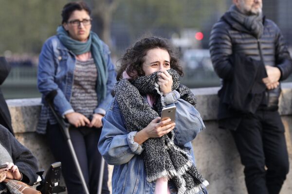 Uma menina chora ao ver incêndio na Catedral de Notre-Dame - Sputnik Brasil