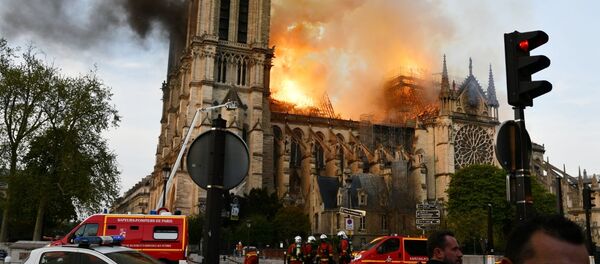 A parte principal da catedral foi atingida por incêndio, mas a fachada e as duas torres frontais saíram ilesas - Sputnik Brasil