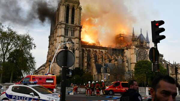 A parte principal da catedral foi atingida por incêndio, mas a fachada e as duas torres frontais saíram ilesas - Sputnik Brasil