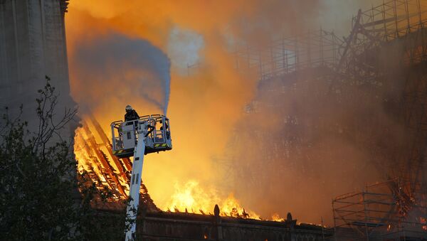 Bombeiros apagam incêndio na Catedral de Notre-Dame - Sputnik Brasil