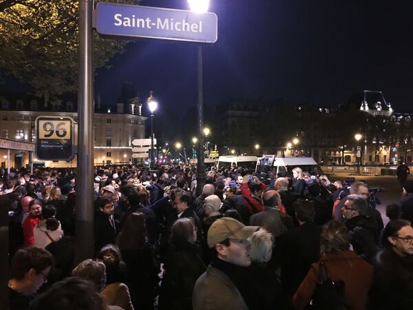 Emmanuel Macron prometeu reconstruir a Catedral de Notre-Dame de Paris - Sputnik Brasil