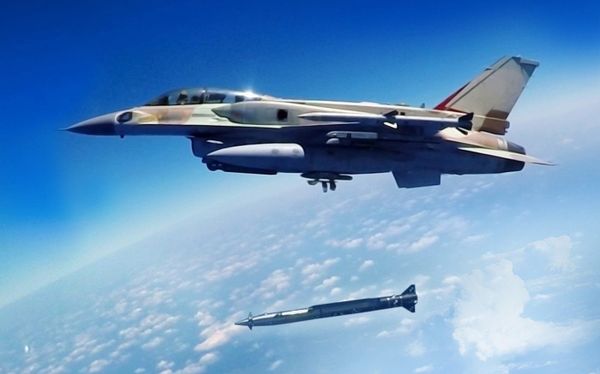 F-16 americano está sob investigação após soltar bomba de simulação em vila japonesa F-16 americano está sob investigação após soltar bomba de simulação em vila japonesa - Sputnik Brasil