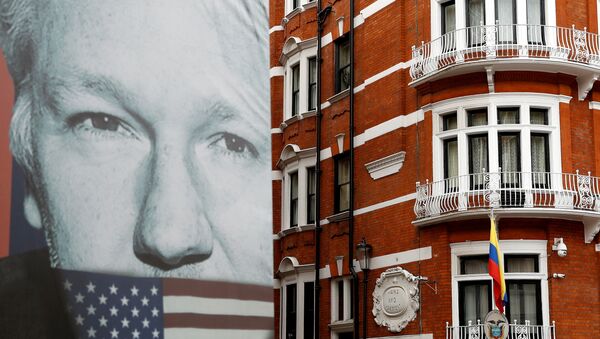 Retrato de Julian Assange perto da embaixada do Equador em Londres - Sputnik Brasil