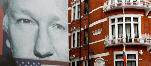 Retrato de Julian Assange perto da embaixada do Equador em Londres - Sputnik Brasil