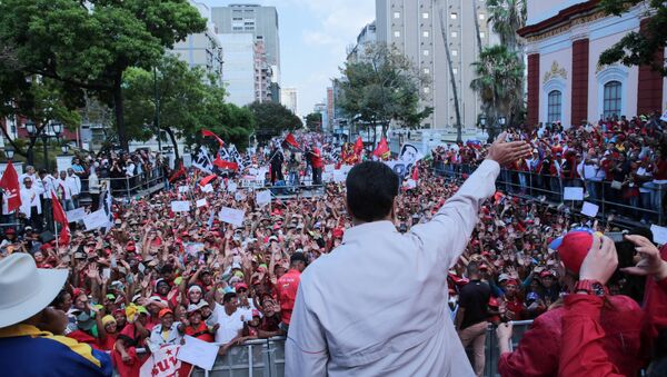 Presidente venezuelano, Nicolás Maduro, na frente de apoiadores, 6 de abril de 2019 - Sputnik Brasil