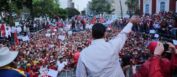 Presidente venezuelano, Nicolás Maduro, na frente de apoiadores, 6 de abril de 2019 - Sputnik Brasil