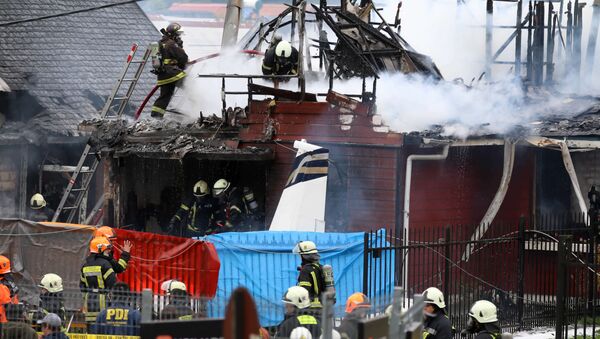 Bombeiros lutando contra fogo causado por queda de avião no Chile - Sputnik Brasil