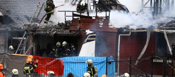 Bombeiros lutando contra fogo causado por queda de avião no Chile Bombeiros lutando contra fogo causado por queda de avião no Chile - Sputnik Brasil