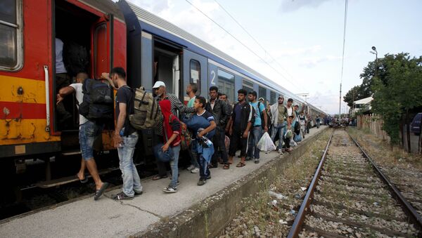 Migrantes da Síria e do Afeganistão embarcam em trem na Macedônia rumo à Sérvia. Número de refugiados em 2014 foi recorde. - Sputnik Brasil