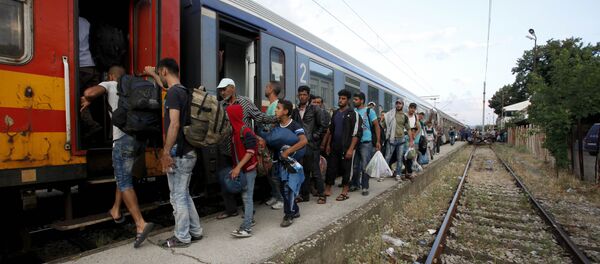 Migrantes da Síria e do Afeganistão embarcam em trem na Macedônia rumo à Sérvia. Número de refugiados em 2014 foi recorde. - Sputnik Brasil
