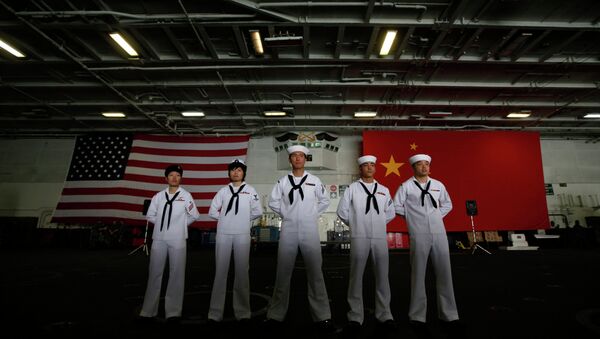 Marinheiros chineses e estadunidenses estão na frente das bandeiras da China e dos EUA - Sputnik Brasil