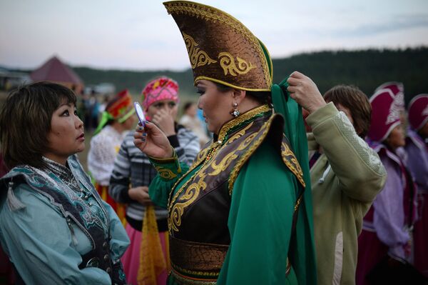 Mulher com traje tradicional Telenguita prepara-se para evento artístico - Sputnik Brasil