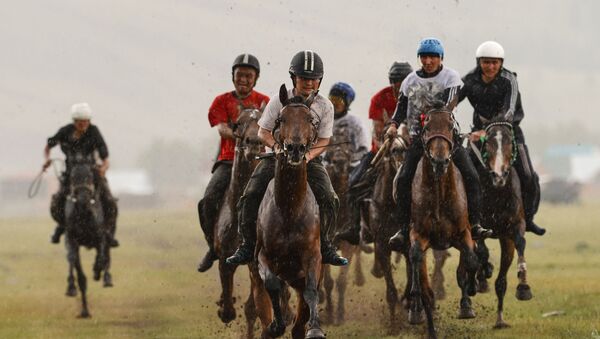 Corrida de cavalos, também um afazer tradicional Telenguita - Sputnik Brasil